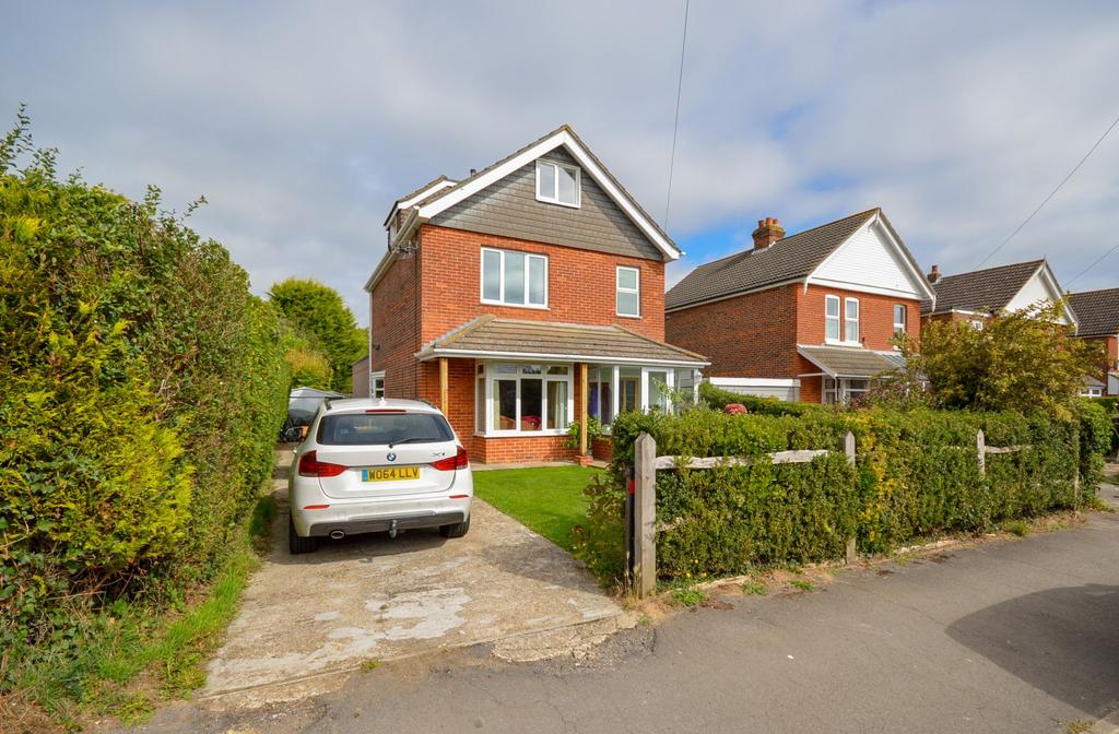First Avenue, Southbourne, PO10 5 bed detached house to rent £2,500