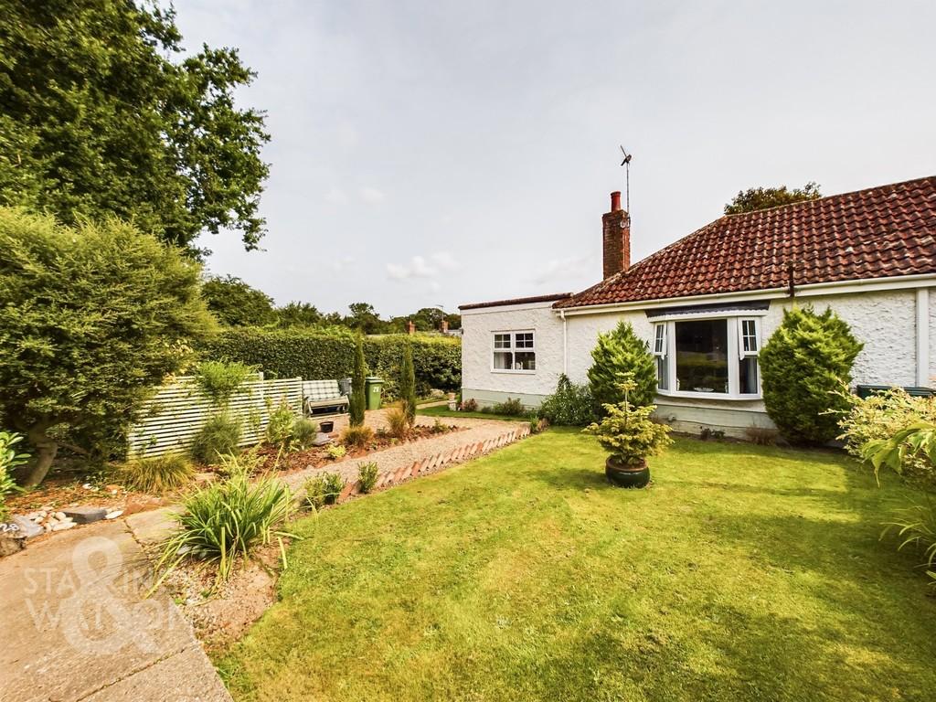 St. Peters Close, Strumpshaw, Norwich 2 bed semidetached bungalow for