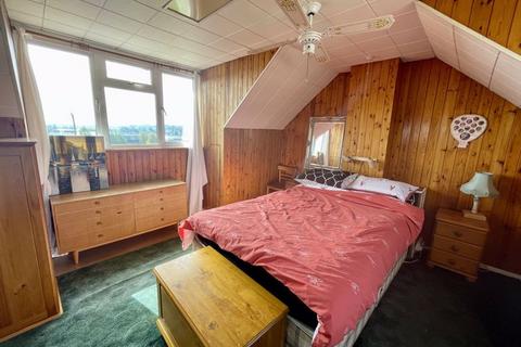 8 East Ridge, Bourne End, SL8 5BX