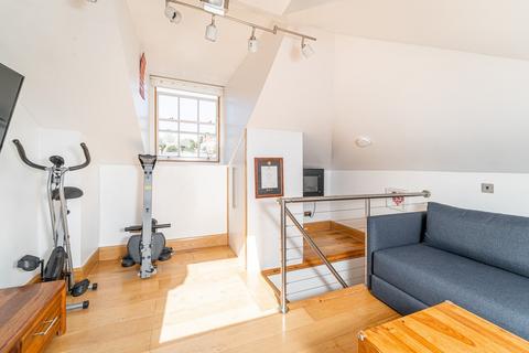 19c Ashley Road, London, N19 3AG