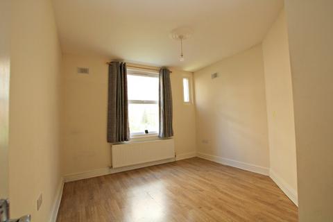 2 bedroom flat to rent, Pine Road, Cricklewood