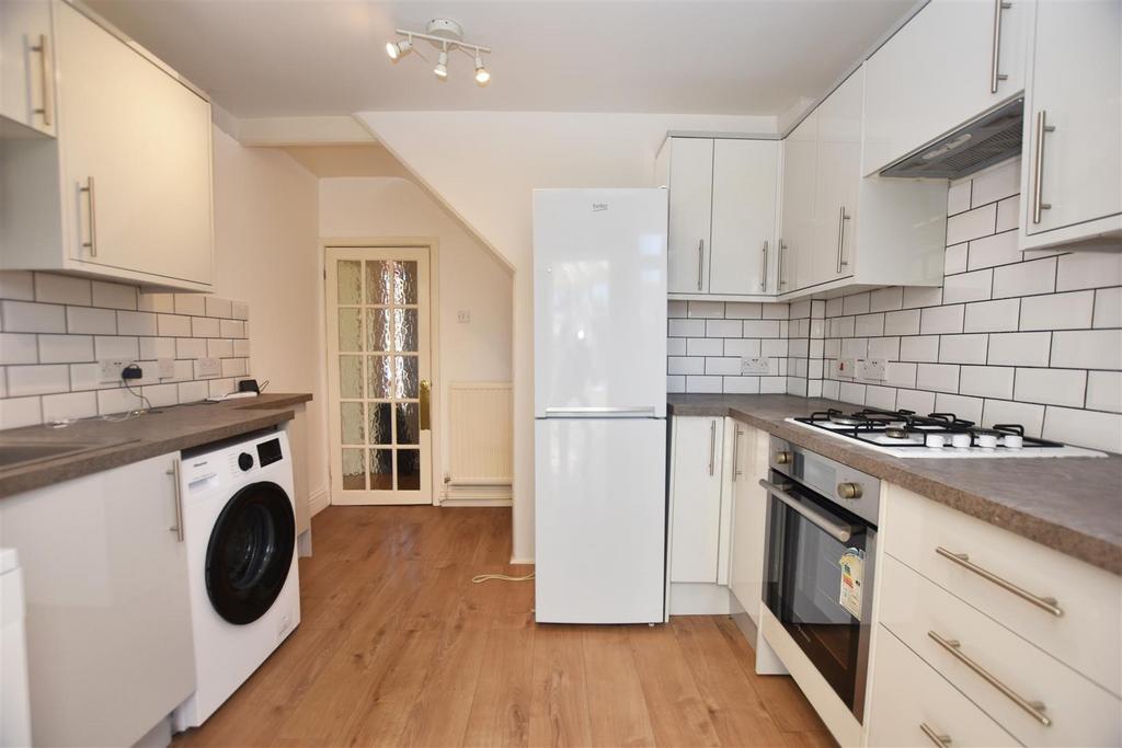 Crane Avenue, Old Isleworth 3 bed semidetached house £2,295 pcm (£