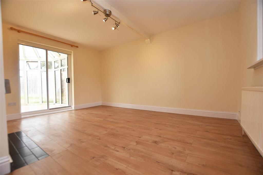 Crane Avenue, Old Isleworth 3 bed semidetached house £2,295 pcm (£