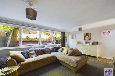 148 Charles Drive, Cuxton, Rochester, ME2 1DX