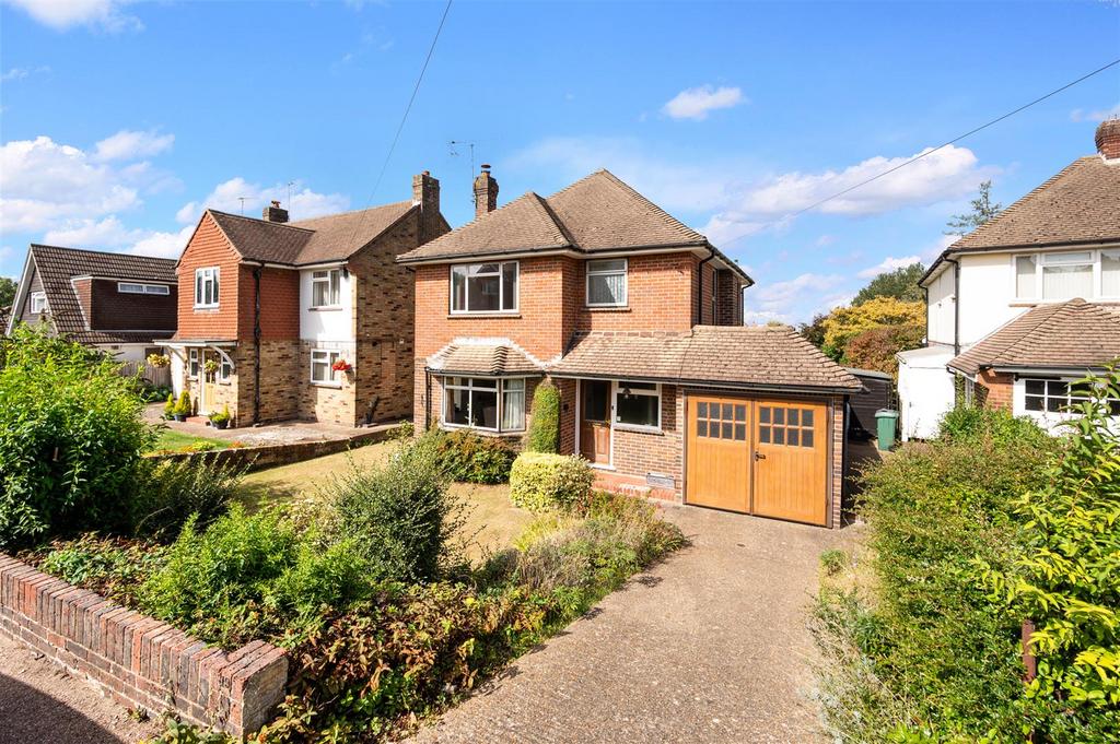 Larchwood Close, Banstead 3 bed detached house for sale £750,000