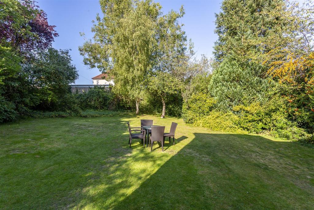 House-upper-pines-banstead-115.jpg