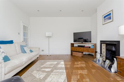 12 Upper Pines, Banstead, SM7 3PZ