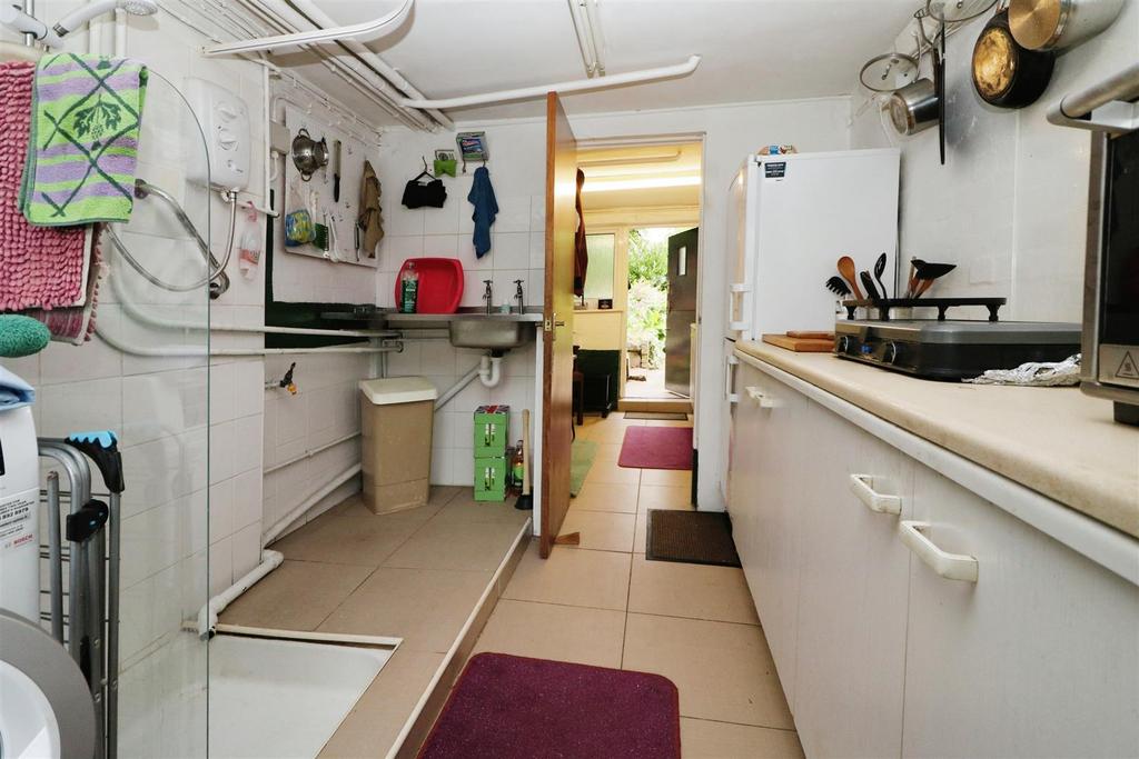 Shower/utility room