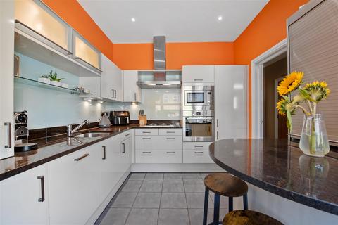 6 Gatcombe Crescent, Ascot, SL5 7HA
