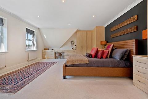 6 Gatcombe Crescent, Ascot, SL5 7HA