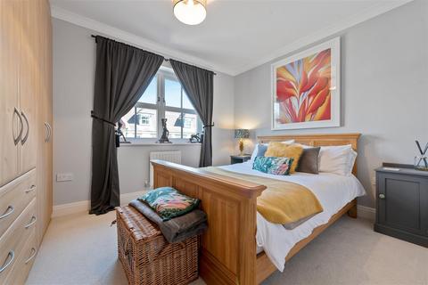 6 Gatcombe Crescent, Ascot, SL5 7HA