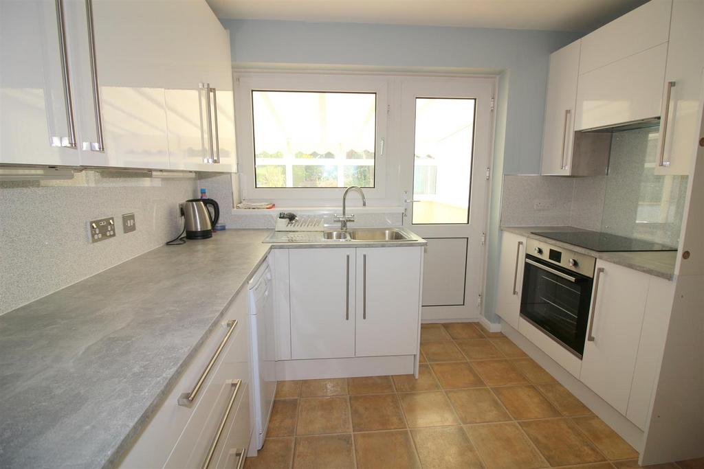 Hillside Road, Saltash 3 bed semidetached bungalow £355,000