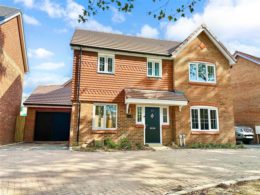 Valley Drive, Wood, Crawley, West Sussex 3 bed detached house for
