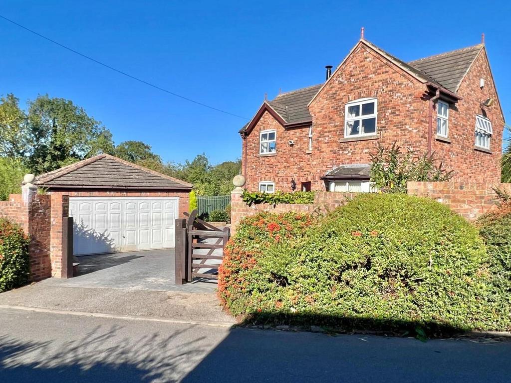 Royd Lane, Higham, Barnsley 3 bed detached house £330,000