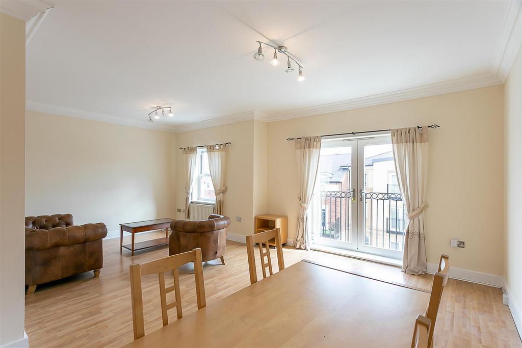 Grove Park Crescent, Gosforth... 2 bed apartment £1,250 pcm (£288 pw)