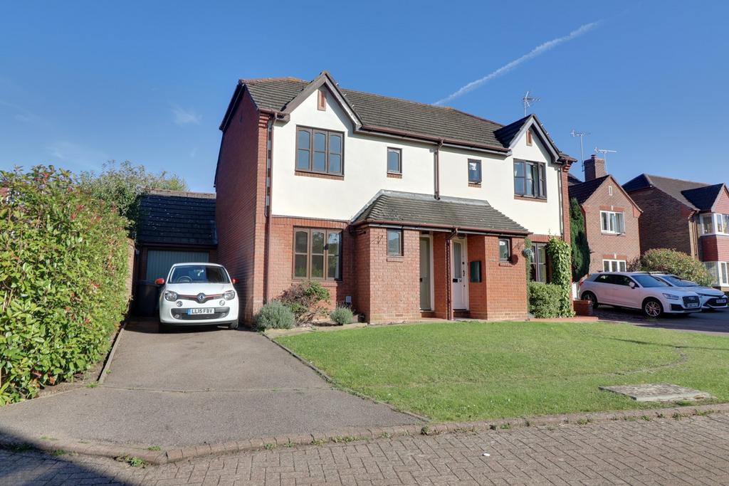 Clover Avenue, Stortford, CM23 3 bed semidetached house £