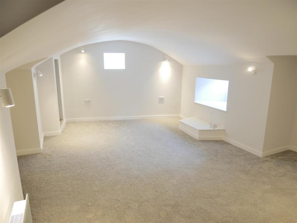 White Hart Mews, The Green, Calne 4 bed terraced house for sale £400,000
