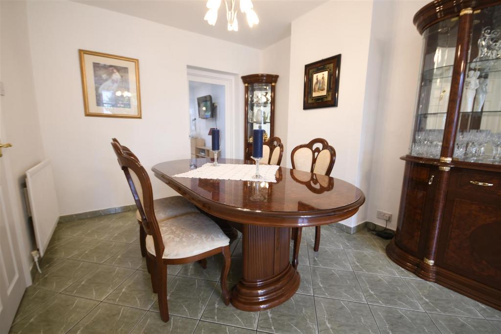 Heathcote Road, Whitnash, Leamington Spa 3 bed semidetached house for