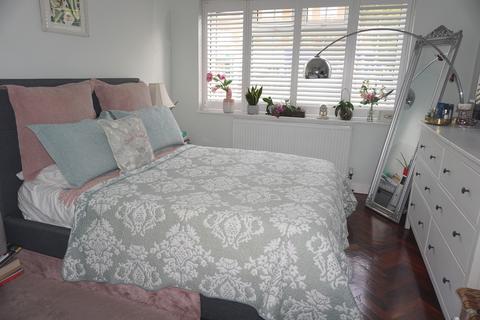 8, Bray Court North Parade, Chessington, KT9 1QN