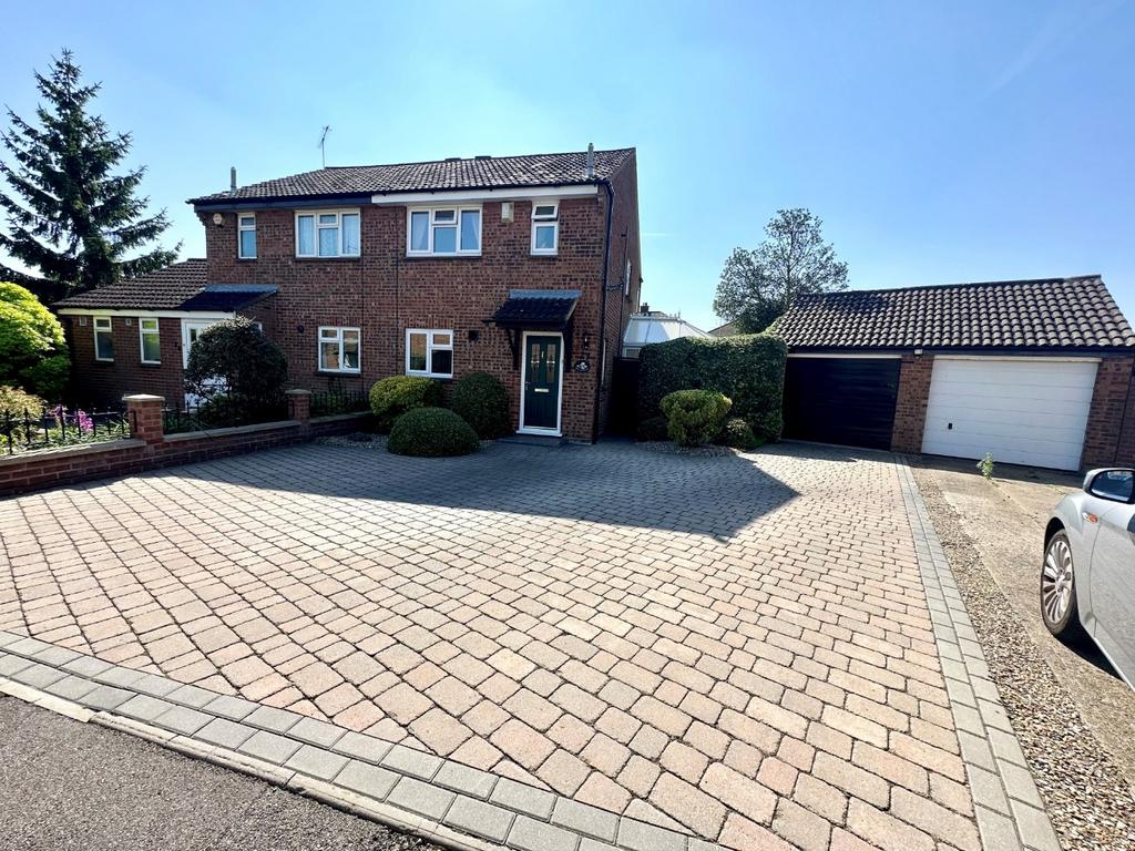 Blaydon Road, Luton 3 bed semidetached house for sale £325,000