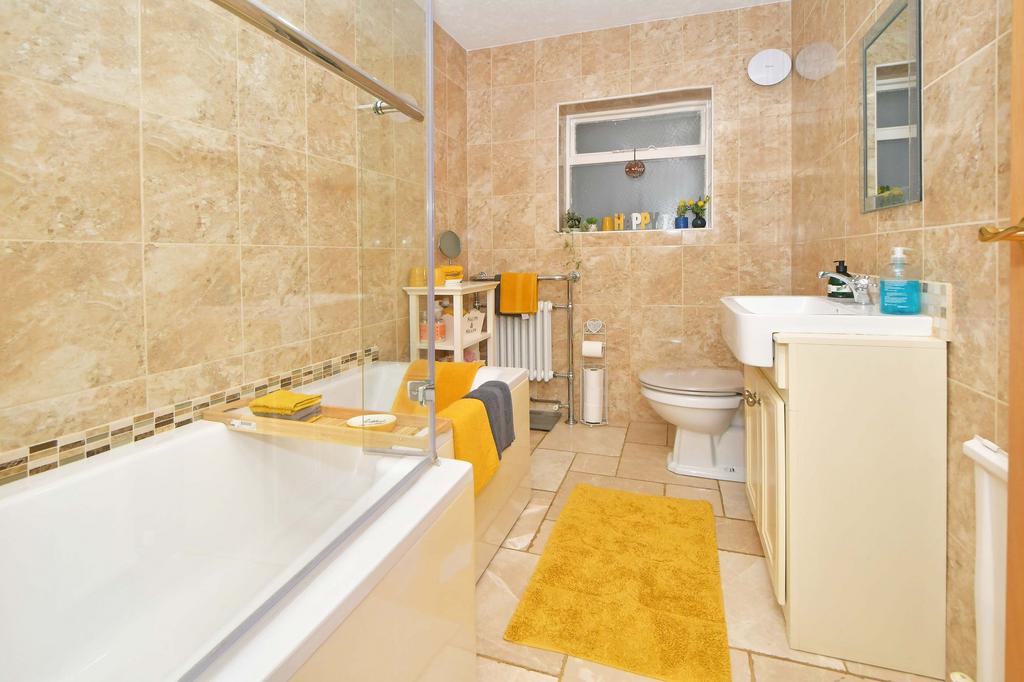 Principal bathroom