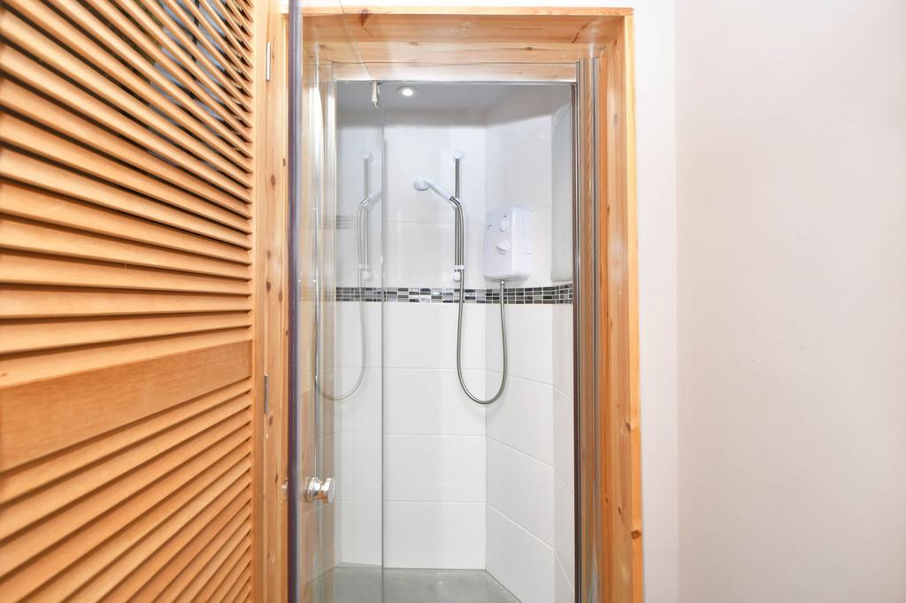 Annexe shower