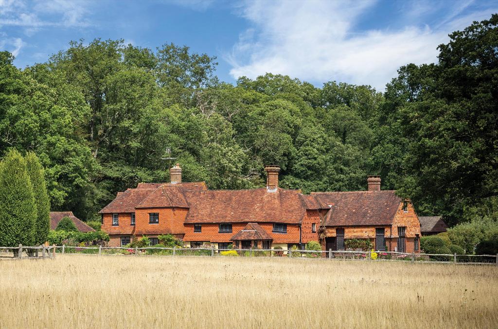 High Street Green, Chiddingfold, Godalming, Surrey, GU8. 6 bed detached