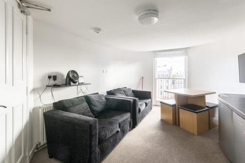 4 bedroom flat to rent - 09P – Nicolson Square, Edinburgh, EH8 9BH