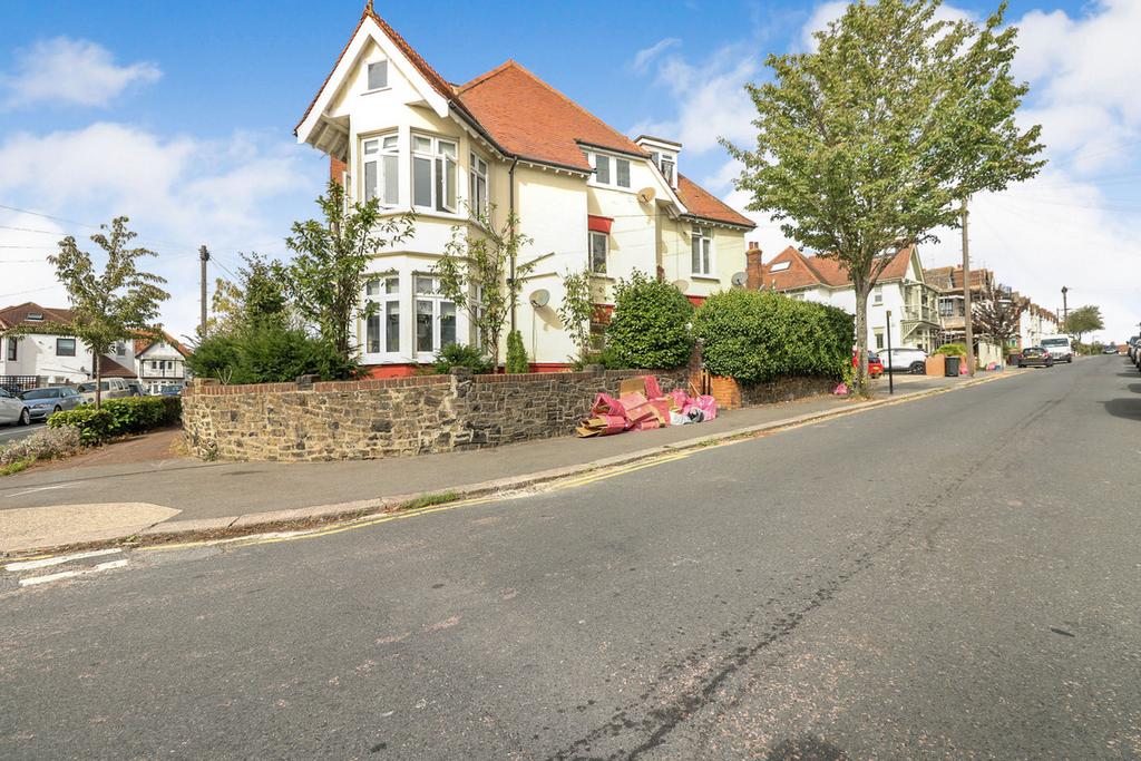 Beach Avenue, Leighonsea, SS9 1 bed flat £950 pcm (£219 pw)