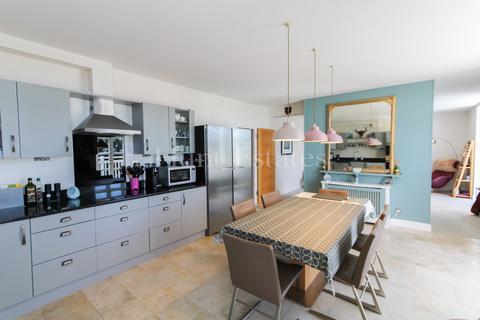 2 bedroom flat for sale, La Grande Route De La Cote, St. Clement, Jersey. JE2 6SE