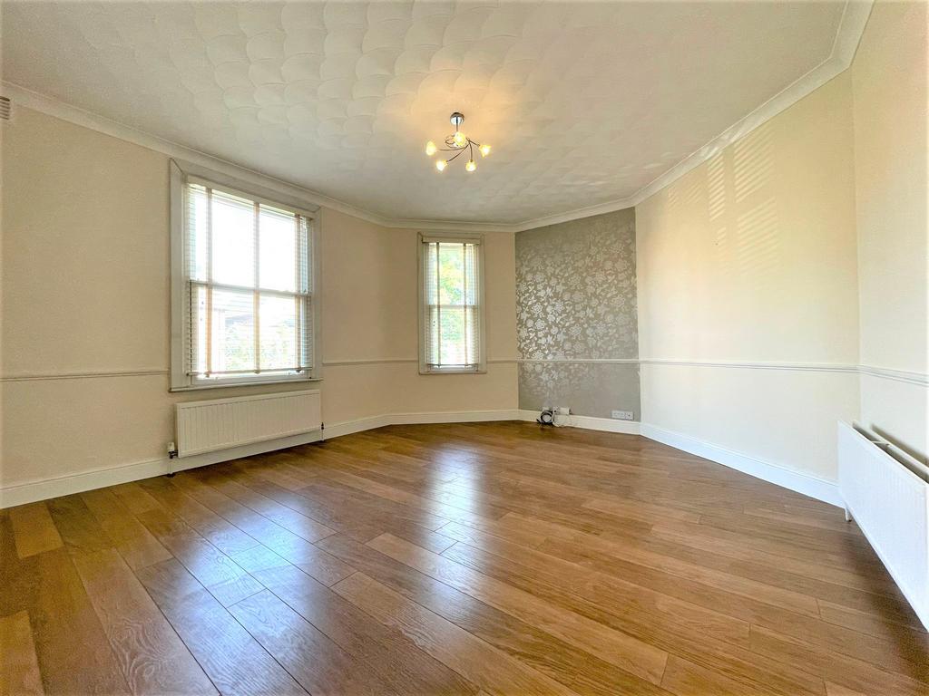Lansdowne Road, Bedford, MK40 2 bed flat £1,050 pcm (£242 pw)