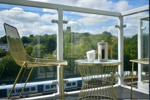2 bedroom flat for sale, Station View, Guildford, GU1