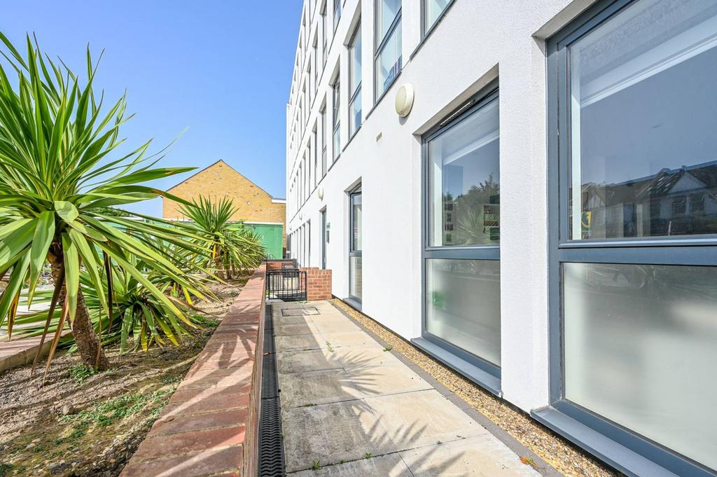 Burlington Road, Motspur Park, New Malden, KT3 1 bed flat for sale £