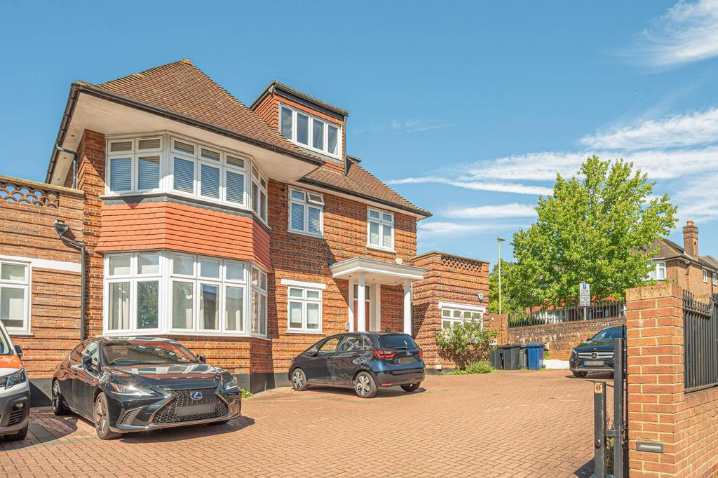 Holders Hill Road, Hendon, London, NW4 2 bed flat for sale £525,000