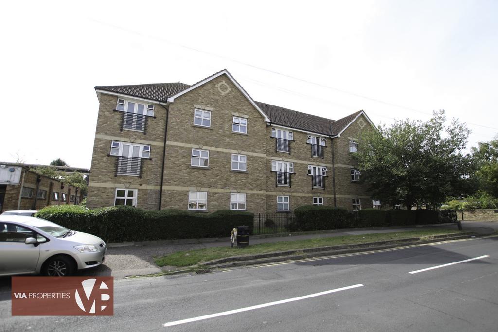 Park Lane, Broxbourne EN10 2 bed apartment to rent £1,500 pcm (£346 pw)