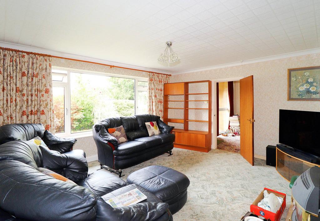 Carmalt Gardens, Hersham KT12 3 bed detached house for sale £799,950