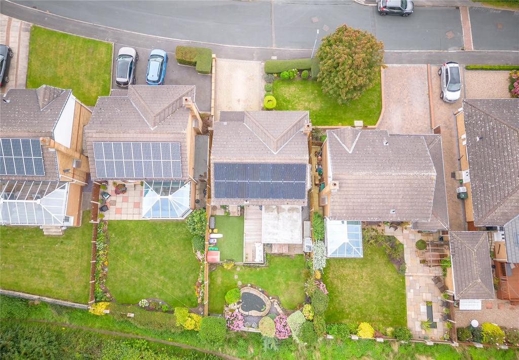 Leith Court, Thornhill Edge, Dewsbury, WF12 3 bed detached house for