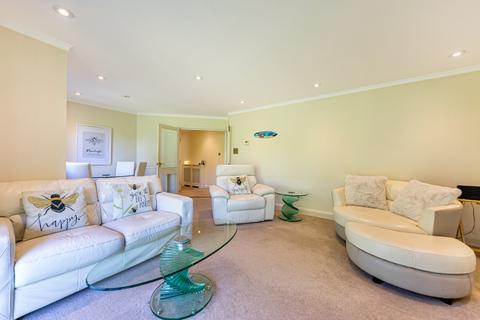 2 bedroom apartment for sale, Woburn Hill, Addlestone KT15