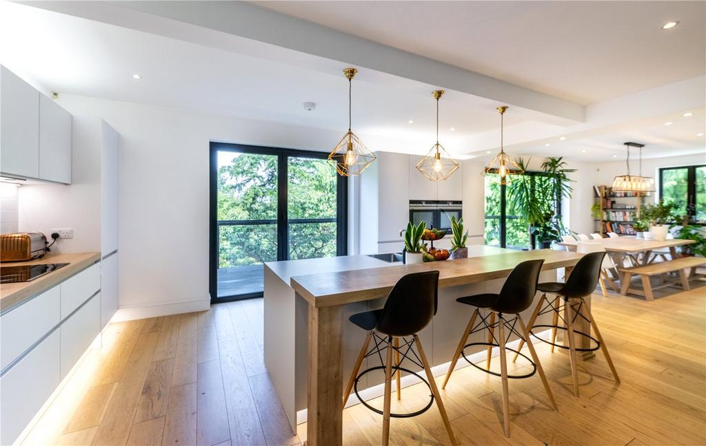 Kitchen/Dining Area