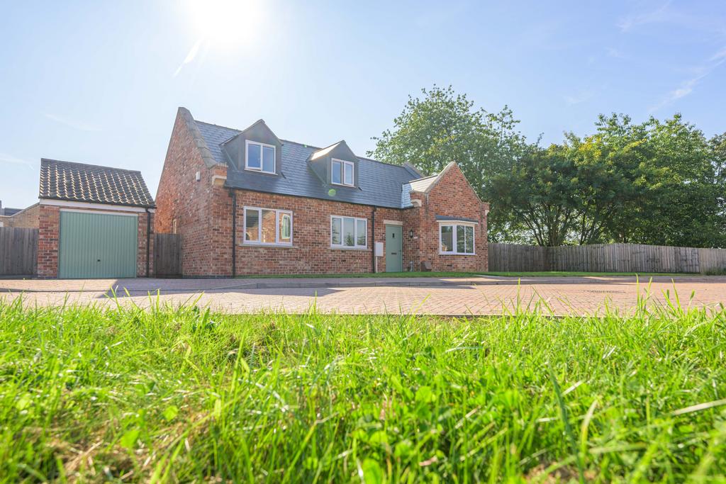 Main Road, Hundleby, PE23 4 bed detached bungalow for sale £475,000