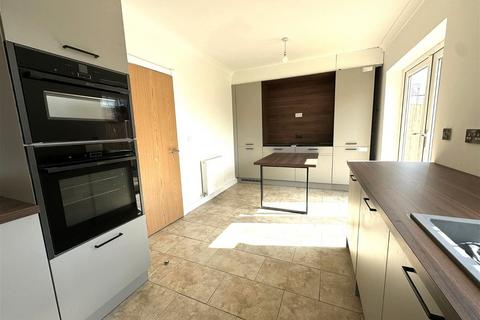 2 bedroom semi-detached house to rent, Hampton Road, Southport, Merseyside, PR8
