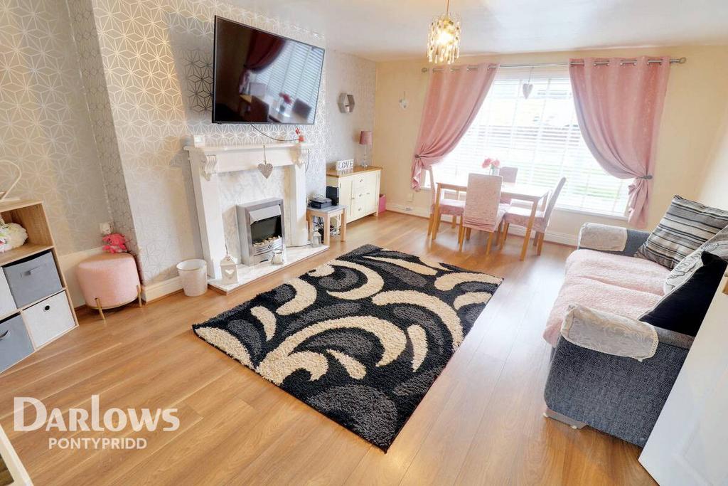 Warren Close, Pontypridd 2 bed apartment for sale £110,000