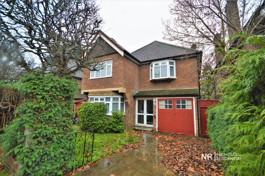 King Edward Drive, Chessington, Surrey. KT9 4 bed detached house for