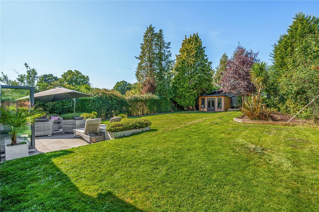 Rowly Drive, Cranleigh, GU6 4 bed detached house for sale £1,000,000