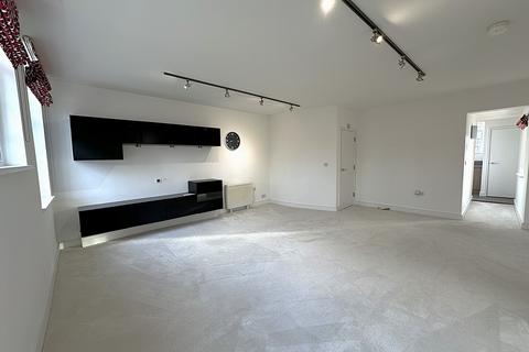 2 bedroom apartment to rent, St. Luke Court, Old St. Michaels Drive, CM7