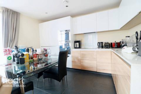 2 bedroom flat for sale, St Clements Avenue, Romford