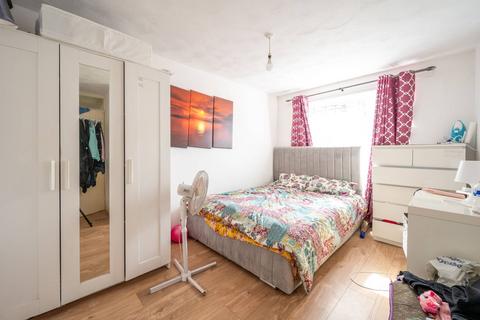 2 bedroom flat for sale, Dellow Close, Newbury Park, Ilford, IG2