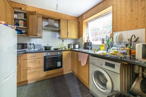 2 bedroom flat for sale, Dellow Close, Newbury Park, Ilford, IG2