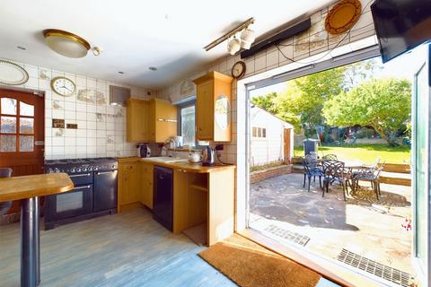 4 bedroom semi-detached house for sale - Onslow Gardens, London, N21