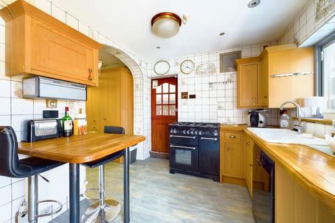 4 bedroom semi-detached house for sale - Onslow Gardens, London, N21